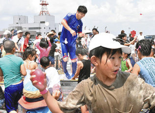 【地域】水風船合戦気持ちいい　1000人が４万個投げ合う