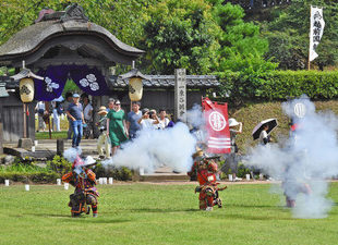 【地域】唐門を背に一斉掃射 越前朝倉万灯夜戦国まつり