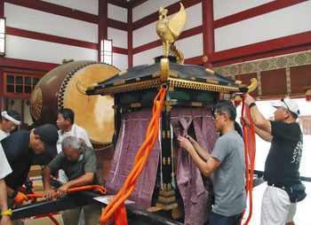 【地域】敦賀まつり準備着々　砂利敷き御鳳輦飾る