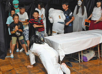 【地域】悲鳴上げ進む「肝試し」 夜の福井・豊小150人参加
