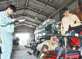 ものづくり　福井で実践　九州、東北から高専生３人