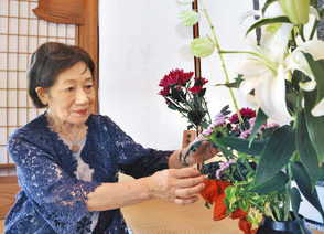 養浩館彩る生け花７年　文房流晴心会理事の姉崎さん