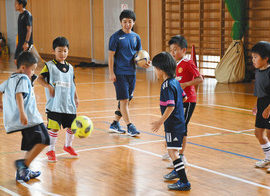 福井ユナイテッドが大野で指導　児童ら楽しくサッカー