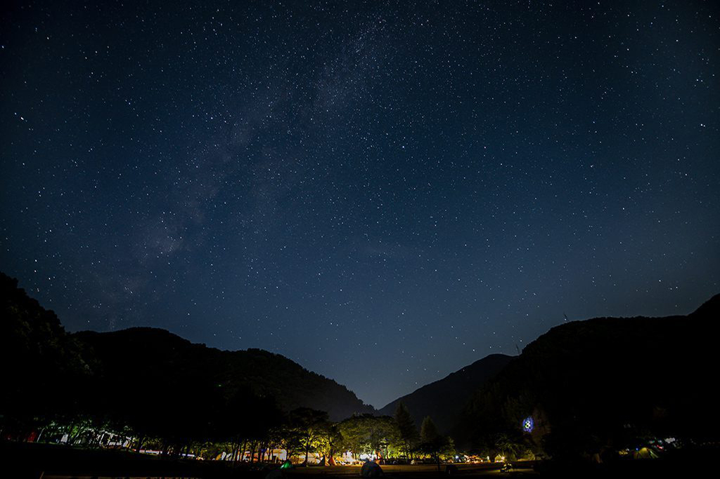 夜には満点の星空が広がる 「麻那姫湖青少年旅行村」 
