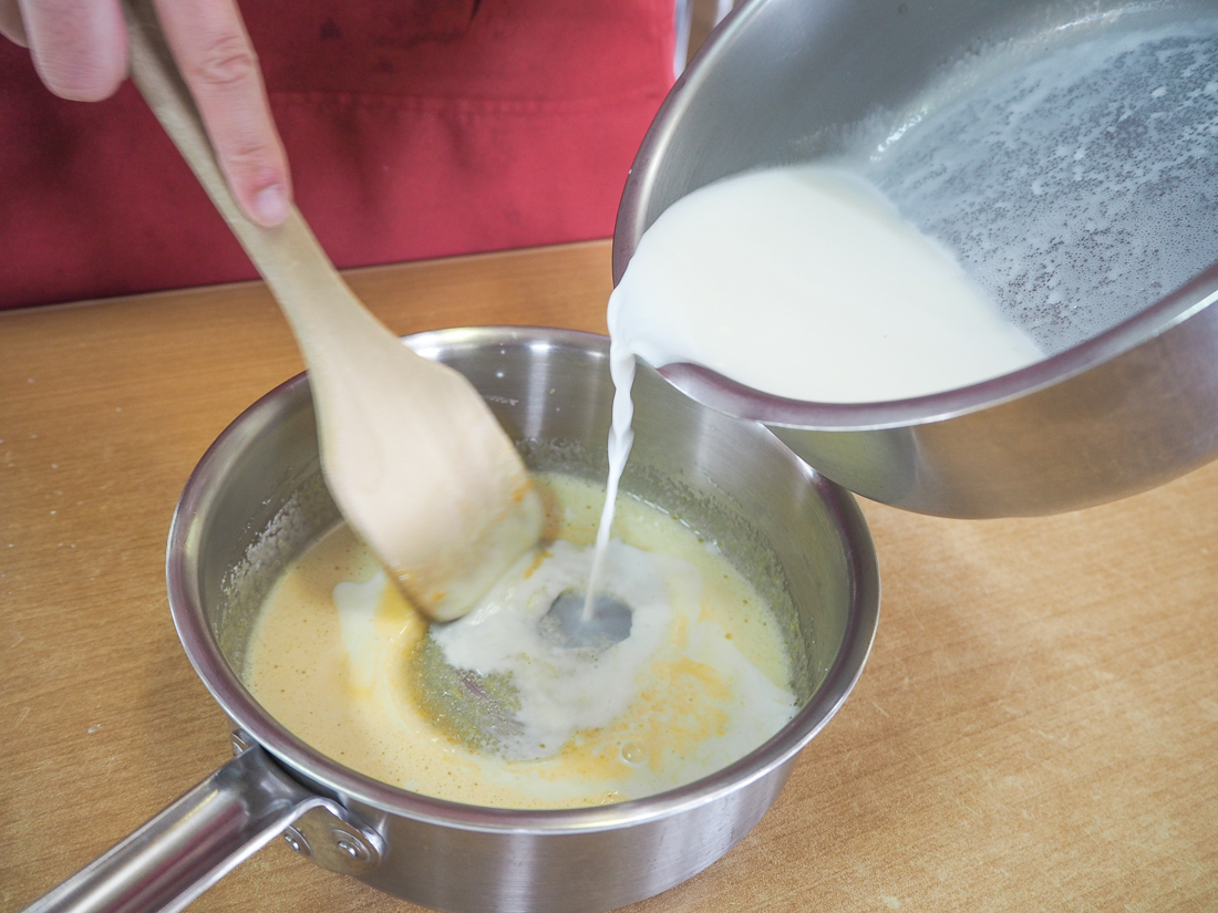 ミルク工房 奥越前 六呂師高原 高原の時計台
アイス作り