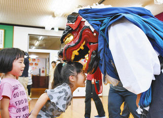 健やかに育て 園児の頭がぶっ 「伊勢大神楽」を披露