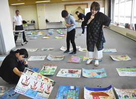【地域】夏休み思い出描く　福井市子ども写生作品審査