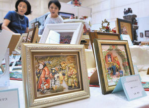 【地域】切り絵重ねて３Ｄ　鯖江の受講生らが展示