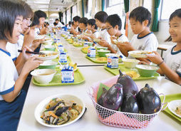 【地域】「妙金なす」食べ応え　勝山・荒土小児童　給食メニュー提案