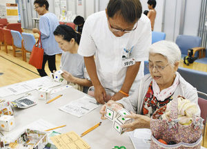 【地域】聞いて見て認知症予防　勝山　お年寄りらフェアで学ぶ