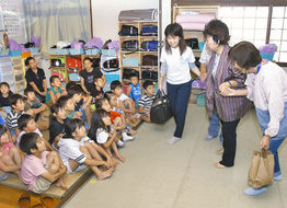 【地域】思いやる大切さ　寸劇で　人権擁護関係者　大野で児童に披露