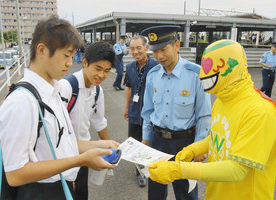 【地域】自転車鍵掛け徹底を　坂井署　ご当地ヒーローと啓発