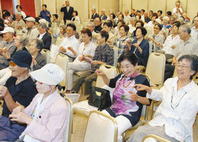 【地域】お年寄りら１９０人が　ステージ発表満喫