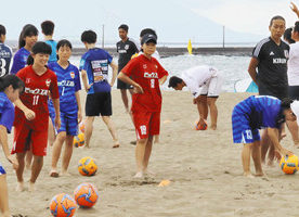 【地域】ビーチサッカー 熱くなれ　日本代表コーチ、選手 三国で指導