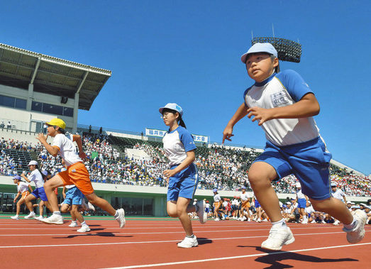 【地域】声援後押し 児童が快走 福井で連合体育大会