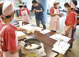 【地域】食べて動いて健康づくり　親子ら試食や体力測定