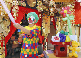 【地域】ピエロが易しく説法　バルーンアートに合わせ