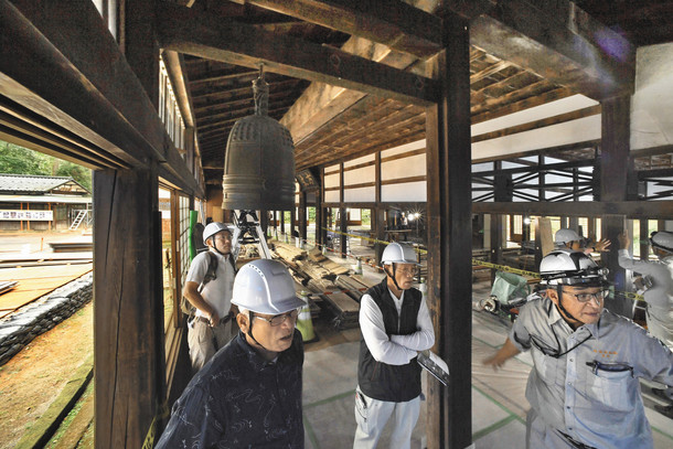 約３６０年にわたって受け継がれてきた本堂の造りを見学する参加者たち＝福井市の大安禅寺で