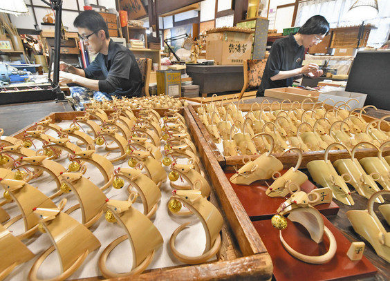 竹の曲線愛らしいネ　丸岡で干支の置物作り