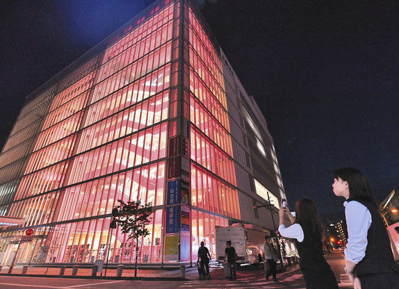 乳がん撲滅願うピンク　福井・アオッサ