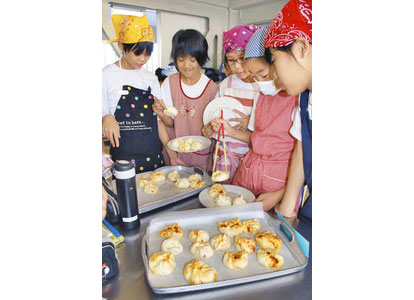 「サバまん」いいね　小浜　今富小５年生が試食