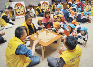 だるまちゃん　残った残った　越前市　園児読み聞かせ、紙相撲