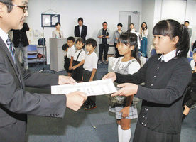 若山さんら６８人表彰　福井市子ども会写生大会　アオッサで式典