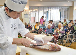 施設が料亭に変身　「芦親会」舟盛り提供