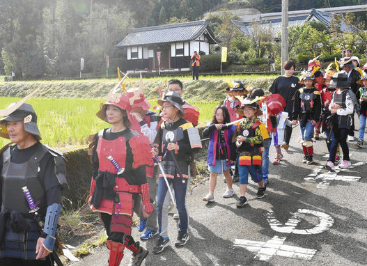 勇ましい「子供甲冑行列」　永平寺町