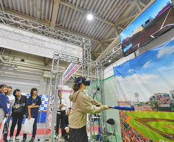 テクノフェア、最先端技術に驚き　福井で開幕、２５日まで