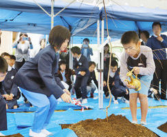 乾側と醍醐小　「交流の桜」　大野、京都の児童　苗木植樹