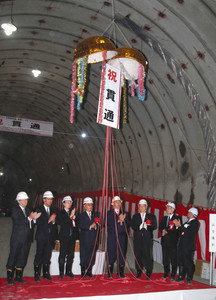 くす玉を割り、貫通を喜ぶ出席者＝２９日、石川県加賀市で
