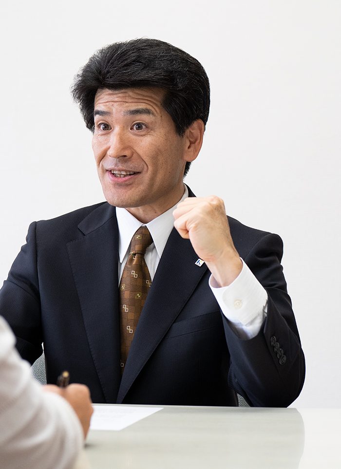 啓新高校（福井市）の理事長兼校長の荻原昭人さん