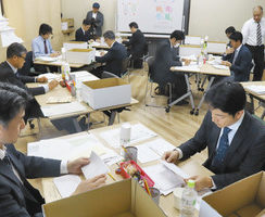 「春夏秋冬」３万２１０６通　一筆啓上賞の１次選考会