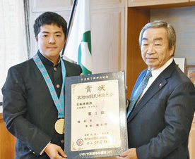 自転車２冠　応援力に　坂井　市田さん市長に報告