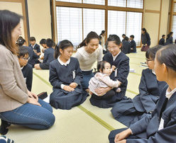 子育て　母の苦労に驚き　高浜小児童が体験学習