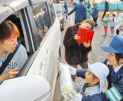 飲酒運転は「大根」絶　あわら園児、ダイコン渡し啓発