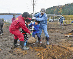 ハナモモで憩いの場に　勝山・鹿谷　住民ら苗木植える