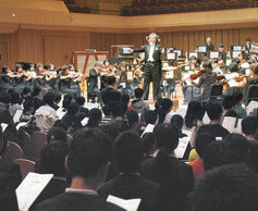 交響楽生演奏に小５感動　小松長生さんコンサート