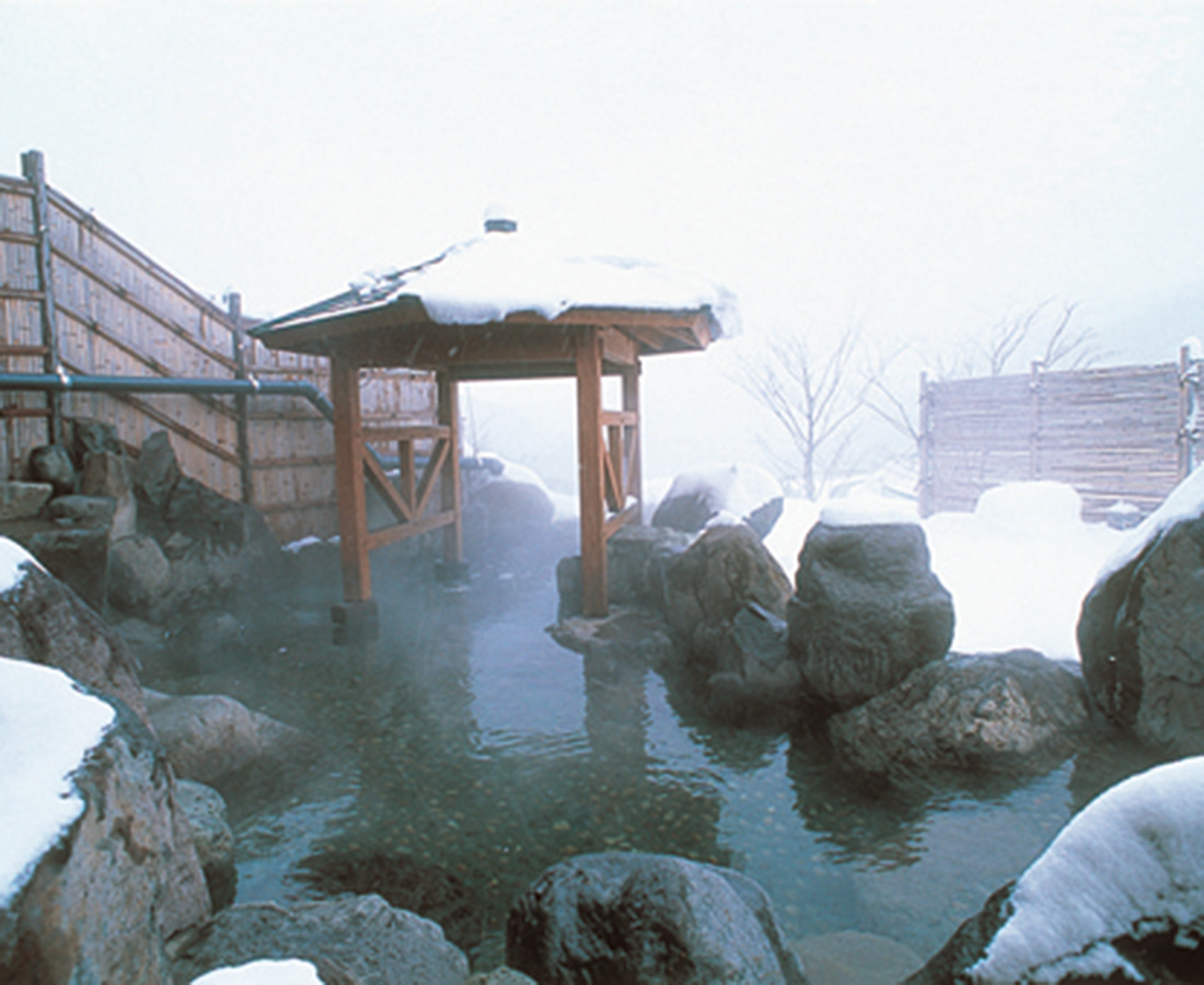 福井の壮大な雪山が目の前、 露天風呂で大自然を体感。│今庄365温泉　やすらぎ
