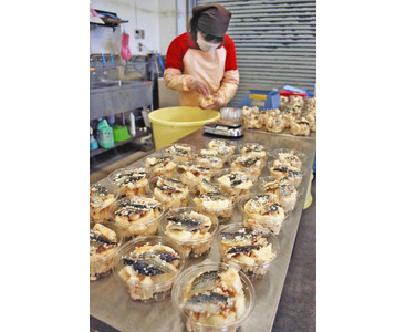 伝統の味　漬け込む　小浜　にしんのすし出荷最盛期
