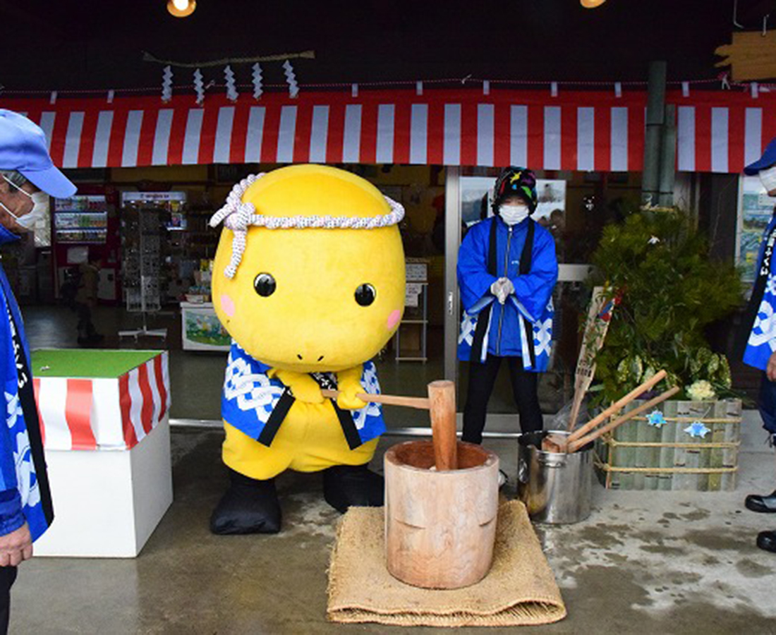 福井県立恐竜博物館で新年の幕開けを餅つきでお祝い‼ 恐竜獅子に頭を噛まれて無病息災。