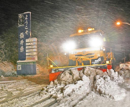 冬実感、除雪車が出番です　勝山の国道１５７号