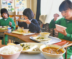 シカ肉カレーに笑顔　福井　一乗小でジビエ給食