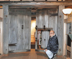 小浜藩の重要施設「佐柿奉行所」門扉　１４０年ぶり「故郷」戻る
