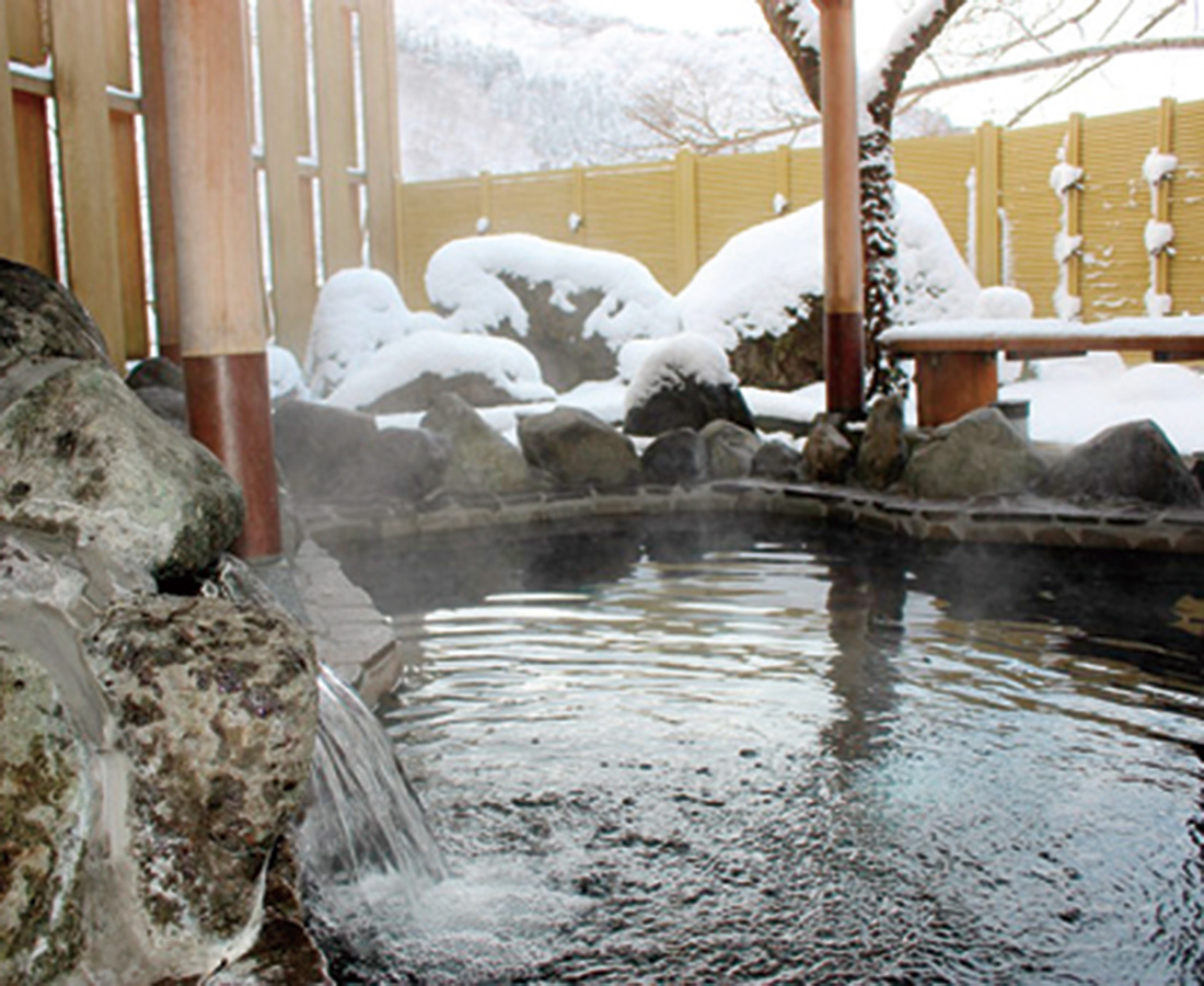 福井の風情ある雪景色を眺望、美肌の湯でしっとりと。│渓流温泉　冠荘
