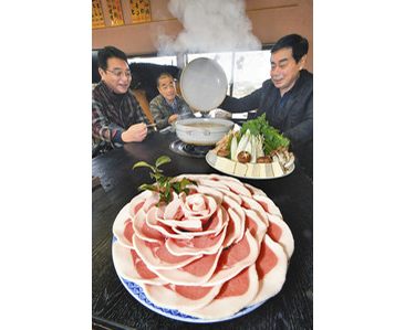 「ぼたん鍋」囲み話の花咲く　越前市のイノシシ肉専門店