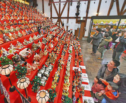 大野・あすから祭り　２０００体超　ひな人形見て