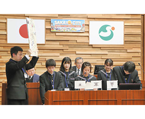 生徒議員　坂井の将来問う　高校生議会　本職議員と意見交換
