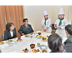 恩師に手作り料理　小浜の調理師専門学校